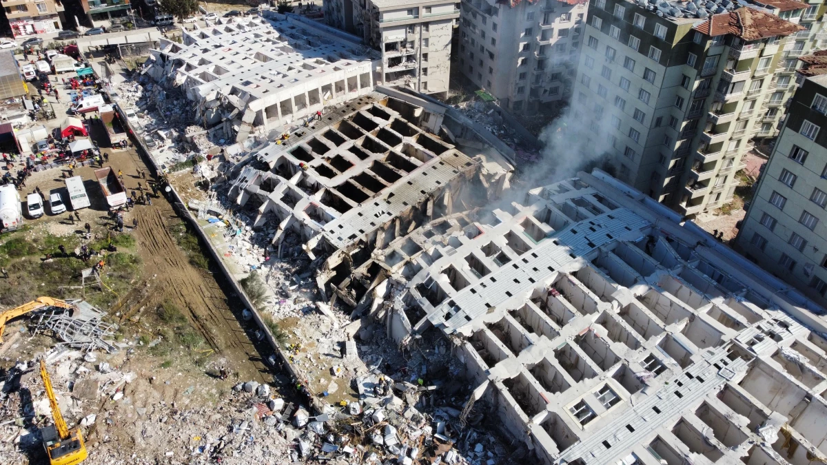 Depremde yıkılan binalarla ilgili tutuklu sayısı 203\'e yükseldi! Rönesans Rezidans\'ın yurt dışındaki ortağı için kırmızı bülten ve iade talebi