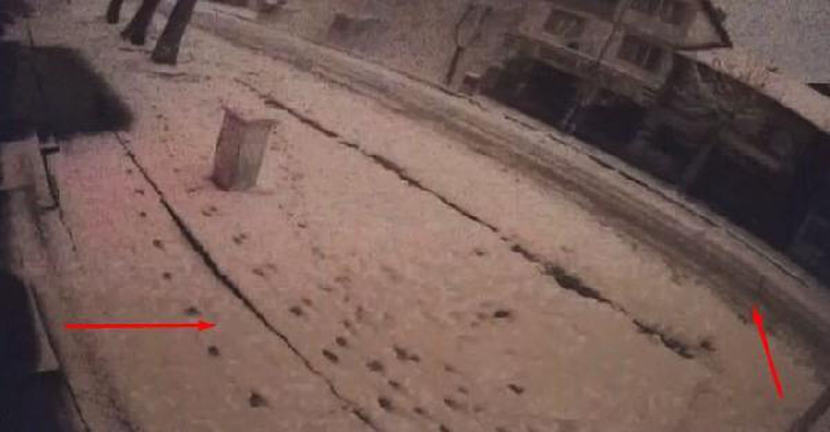 Depremde yolun yarılma anı güvenlik kamerasında