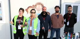 Depremzede çocuklar için soğuk duvarlara sıcak dokunuş