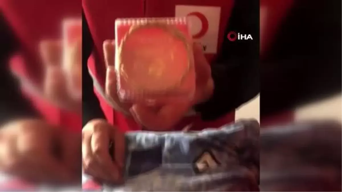 Depremzededen örnek davranış: Yastıktan çıkan 'Adana burması'nı geri getirdi