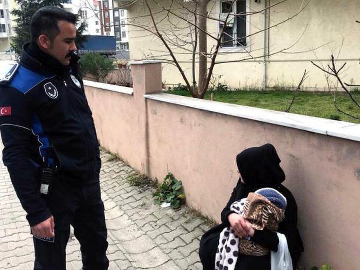 Dilenen kadının kucağındaki kundaktan bebek değil oyuncak ayı çıktı