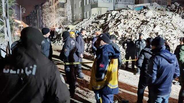 En acı bekleyiş: Anne baba, enkaz çalışmasından iyi haber almayı bekliyor En acı bekleyiş: Anne baba, enkaz çalışmasından iyi haber almayı bekliyor