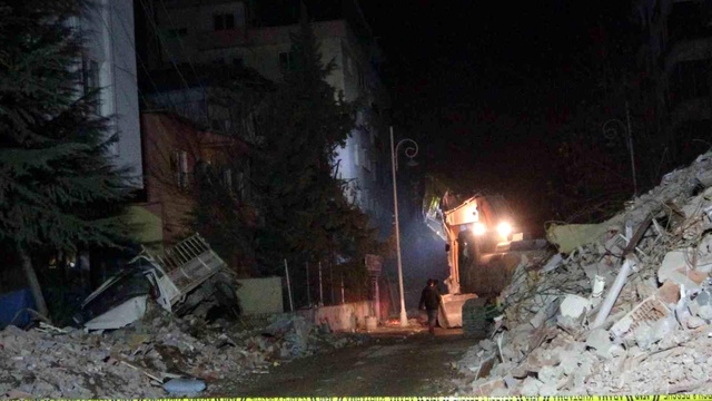 En acı bekleyiş: Anne baba, enkaz çalışmasından iyi haber almayı bekliyor En acı bekleyiş: Anne baba, enkaz çalışmasından iyi haber almayı bekliyor