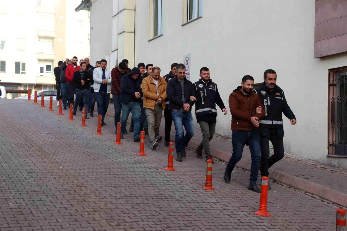 Eş zamanlı 15 adrese \'kaçakçılık\' operasyonu: 10 gözaltı