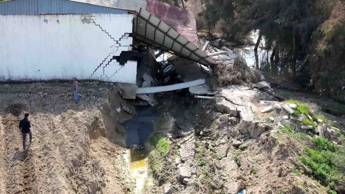 Fay hattının ikiye böldüğü çiftlik 4 metre aşağı çöktü, havadan böyle görüntülendi