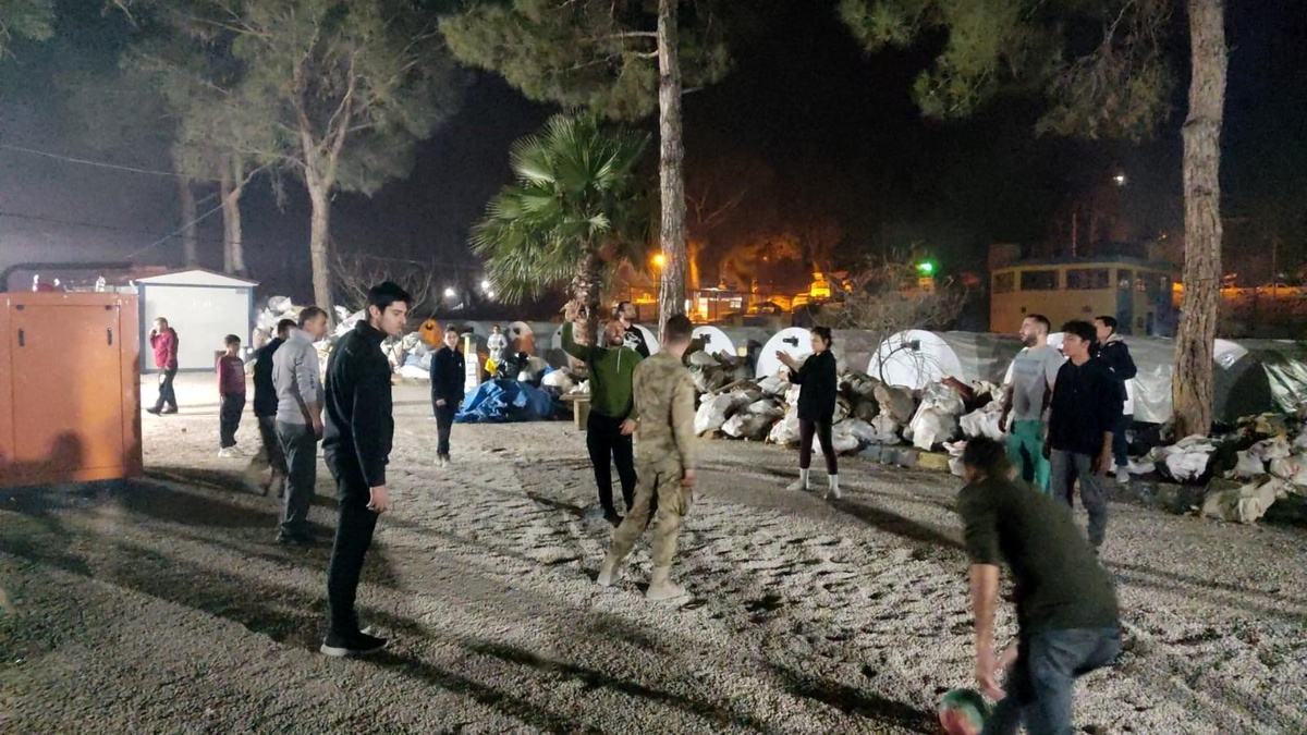 Hatay\'da sağlıkçılar günün yorgunluğunu voleybol oynayarak atıyor