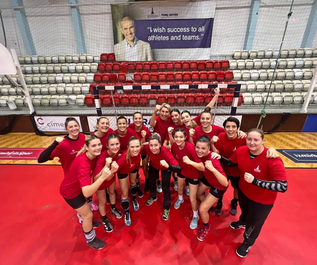 İzmir\'in Hentbolcu Kadınları Avrupa Şimpiyonluğu İçin Çeyrek Final Maçına Çıkıyor