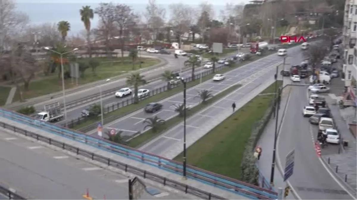 KAMYONUN AÇILAN DAMPERİ KÖPRÜYE ÇARPTI