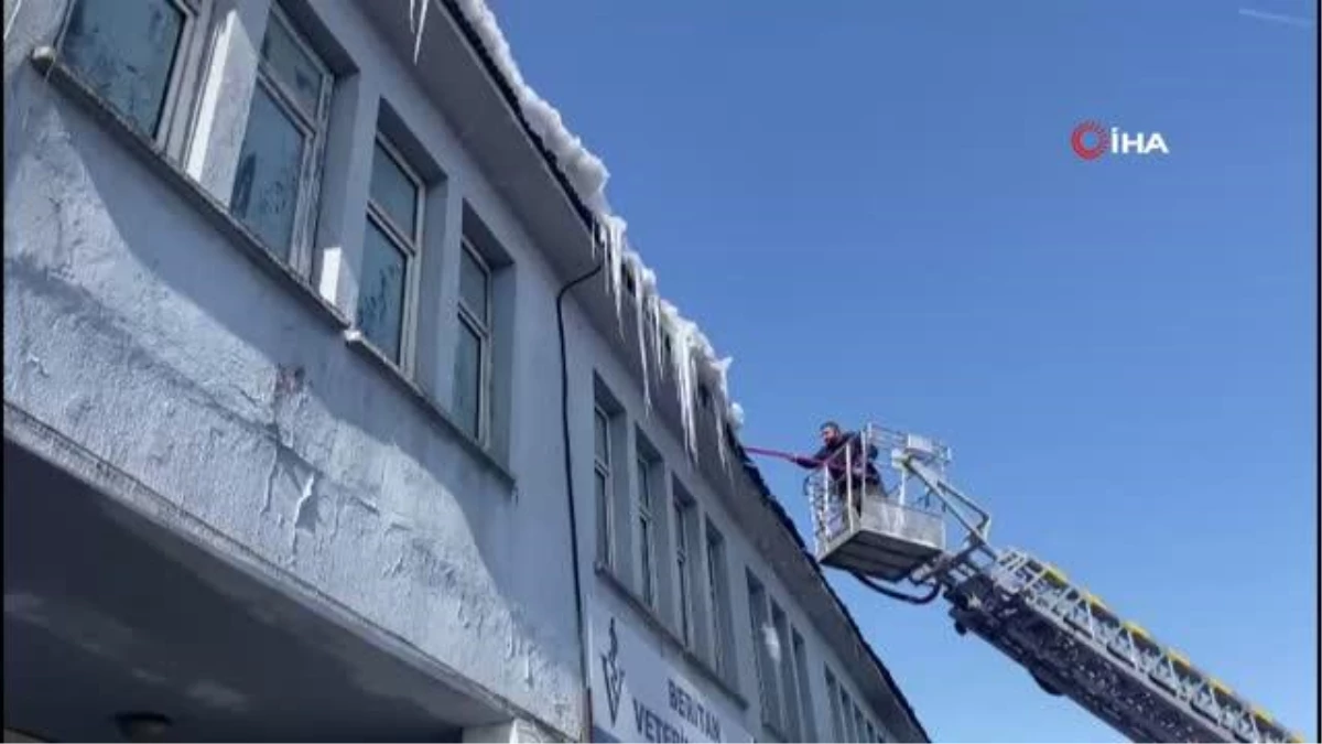 Karlıova\'da tehlike arz eden buz sarkıtları temizleniyor