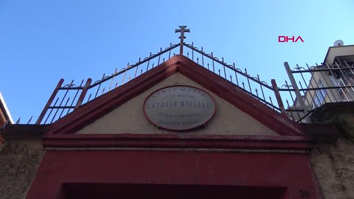 KİLİSE DUVARINDA KEDİLERE 'CAM KIRIKLI ENGEL?