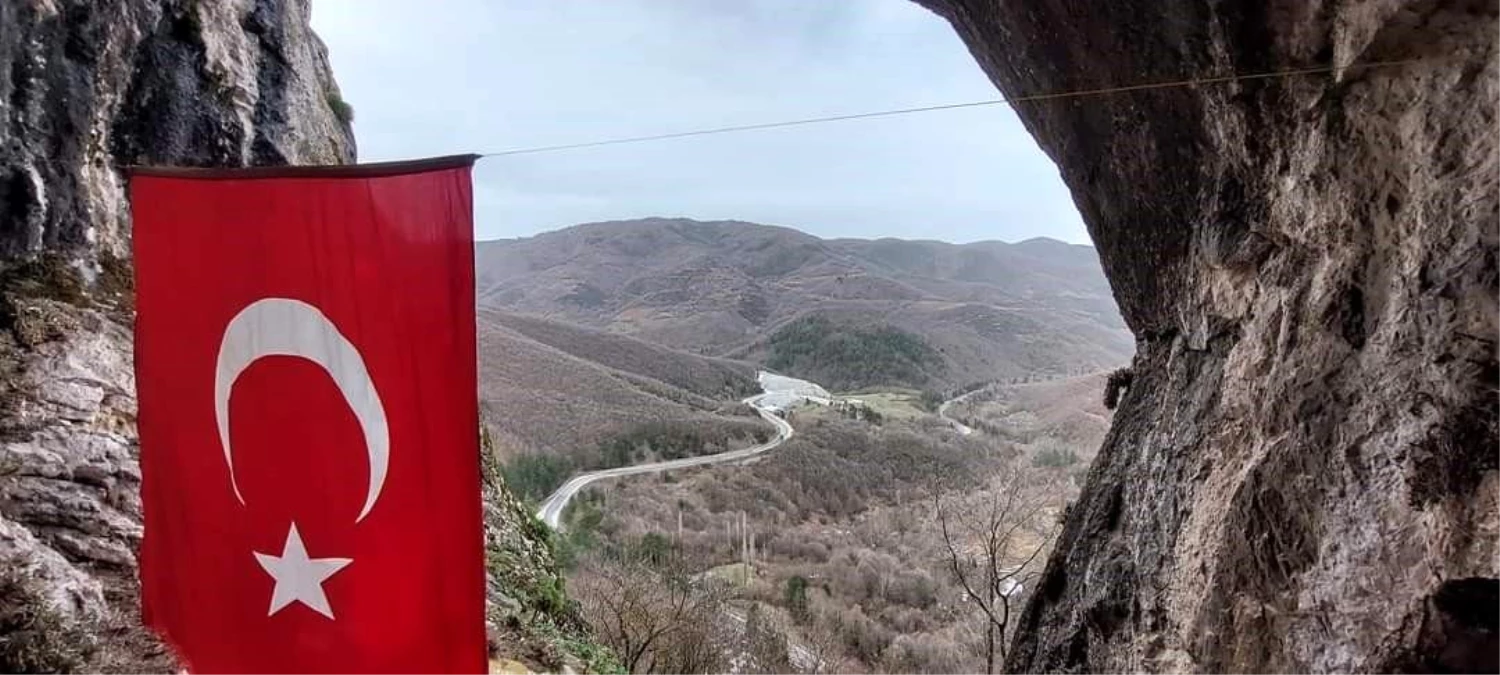 Kimsenin çıkamadığı Şahinkaya Mağarası\'na Türk bayrağı astı