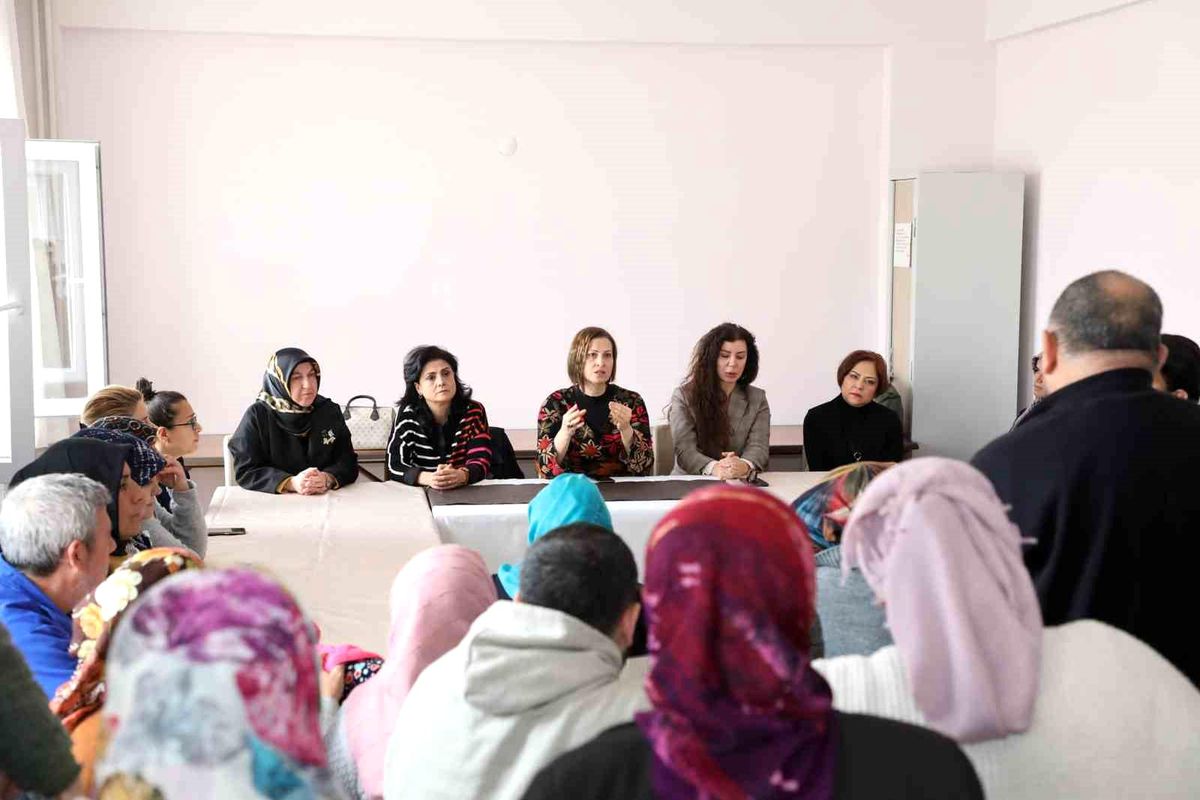 Kütahya\'da misafir edilen depremzedelerle bir araya geldi