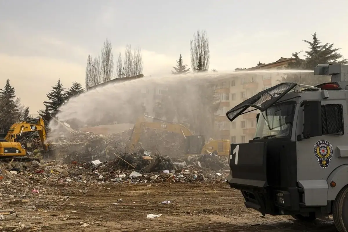 Malatya\'da enkaz kaldırma çalışması devam ediyor