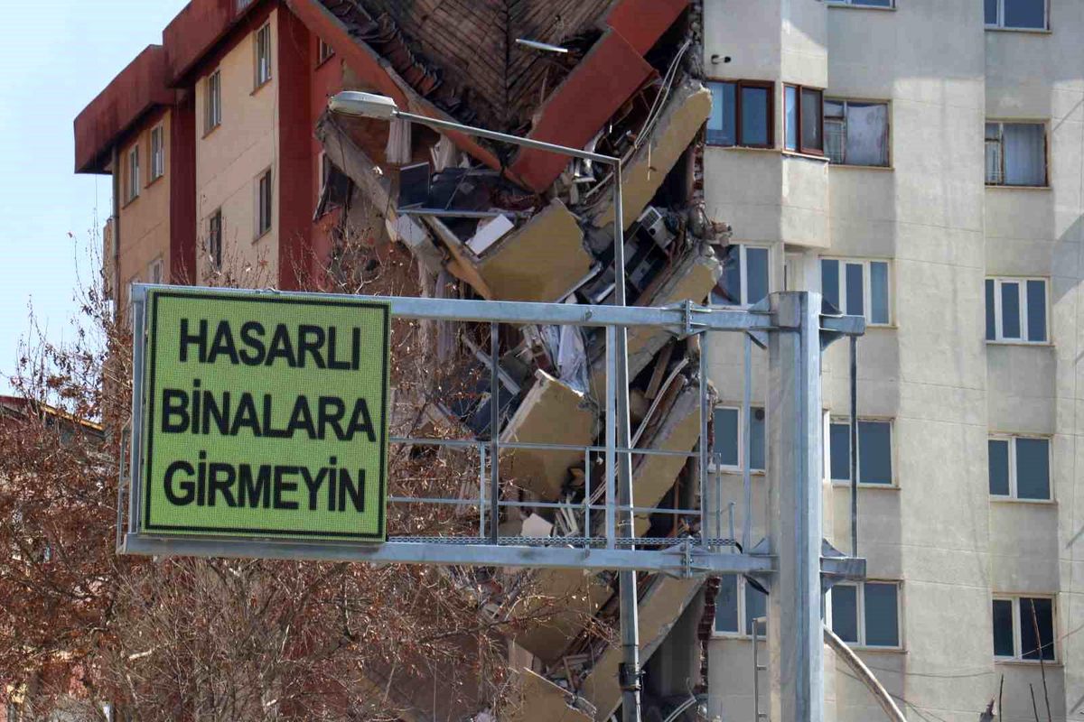 Malatya'da tabelalara 'Hasarlı binalara girmeyin' yazıları yazıldı