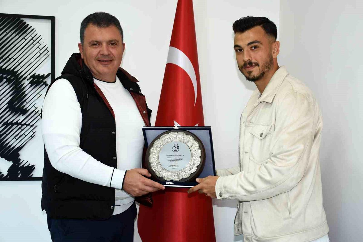 Manisa FK\'dan Çağrı Giritlioğlu\'na teşekkür plaketi