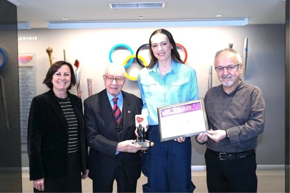 Milli voleybolcu Eda Erdem Dündar, Şeref Diploması ödülünü aldı