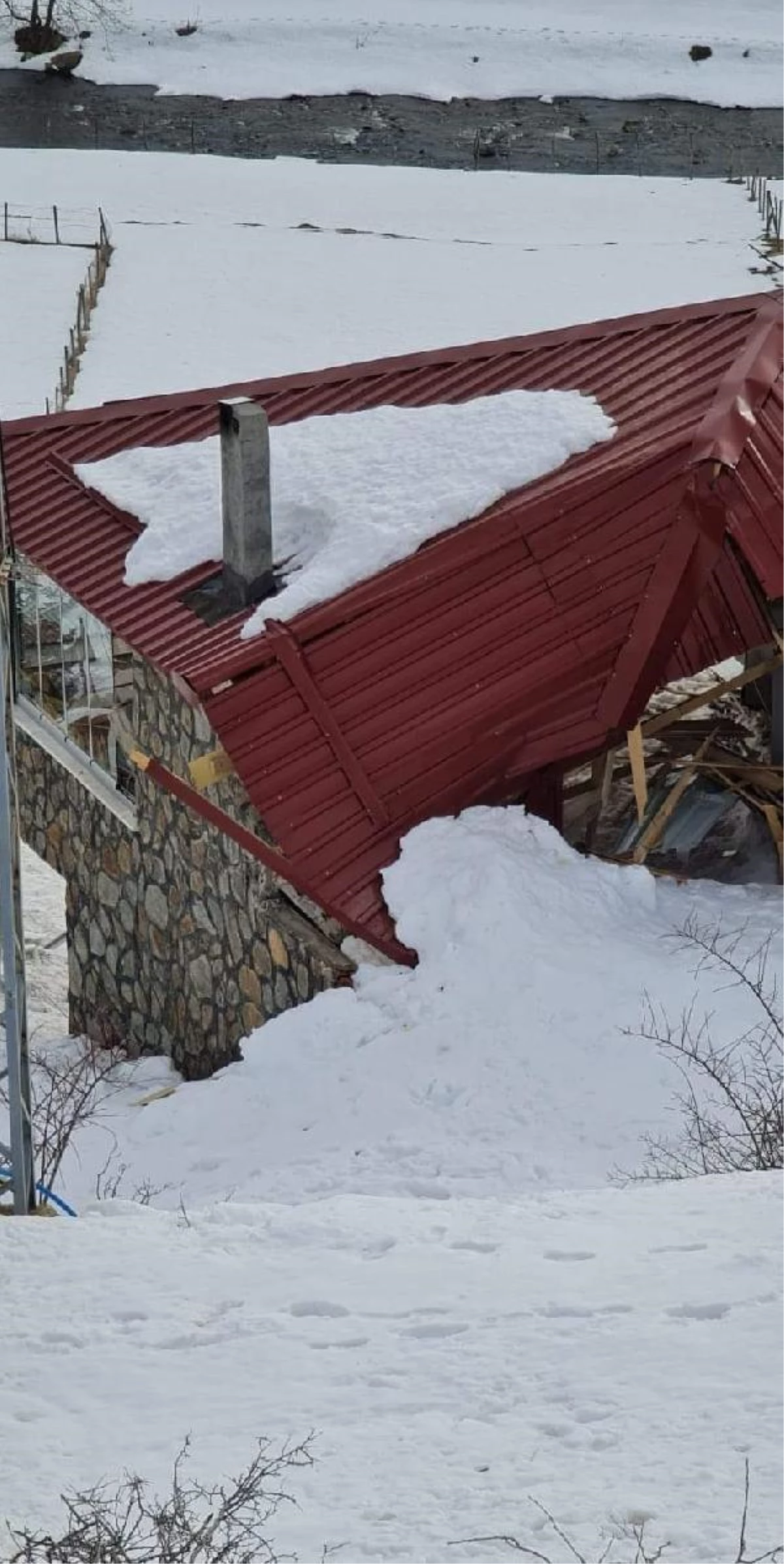 Ordu\'da evin üzerine düşen kar kütlesi hasara neden oldu