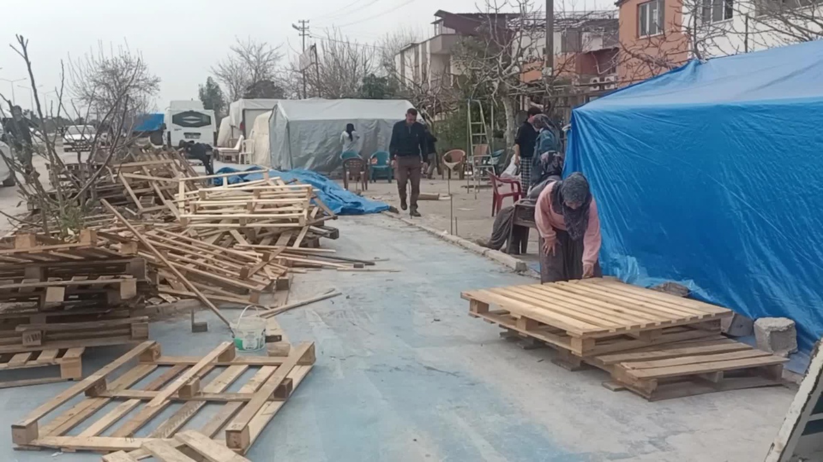 Osmaniyeli Depremzede: Çadırımızı Kendimiz Kurduk. Fıstık Fabrikasından Palet Bulduk, Çadırın İçine Döşeyeceğiz.