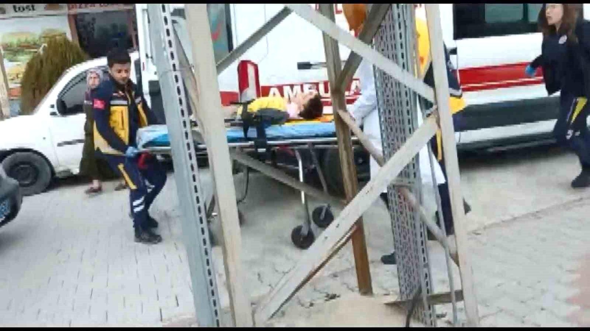 Otomobil okul önünde öğrencilere çarptı: 1\'i ağır 2 yaralı