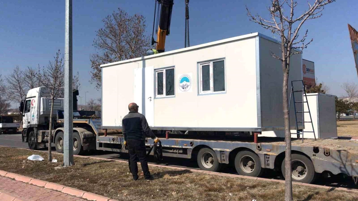 Büyükşehir Belediyesi depremden etkilenen Sarız ilçesine konteyner gönderdi