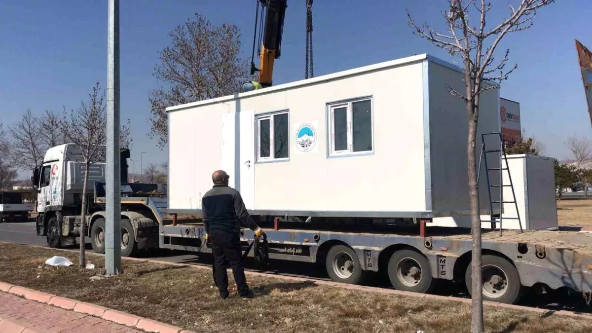 Büyükşehir Belediyesi depremden etkilenen Sarız ilçesine konteyner gönderdi