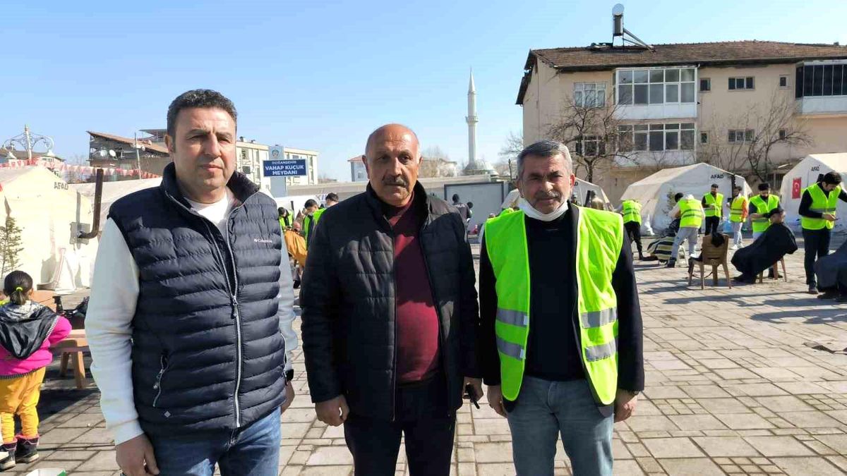 Sivaslı berberlerden depremzedelere ücretsiz tıraş