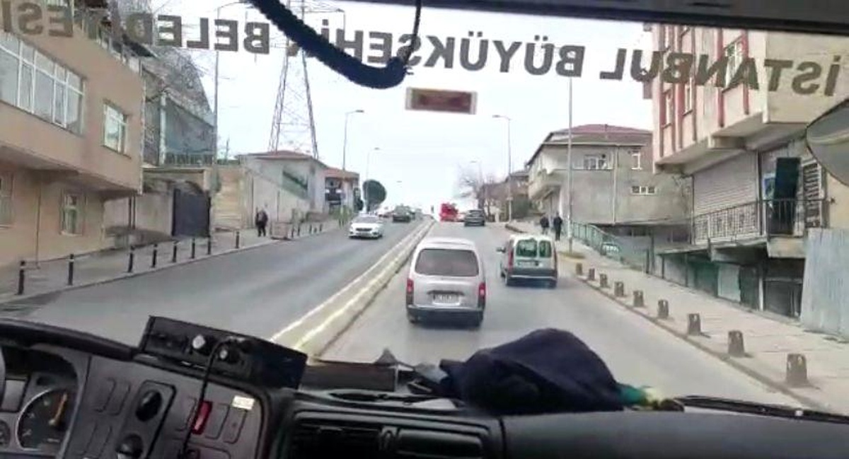 Sultanbeyli\'de itfaiyeye yol vermeyen sürücü kamerada
