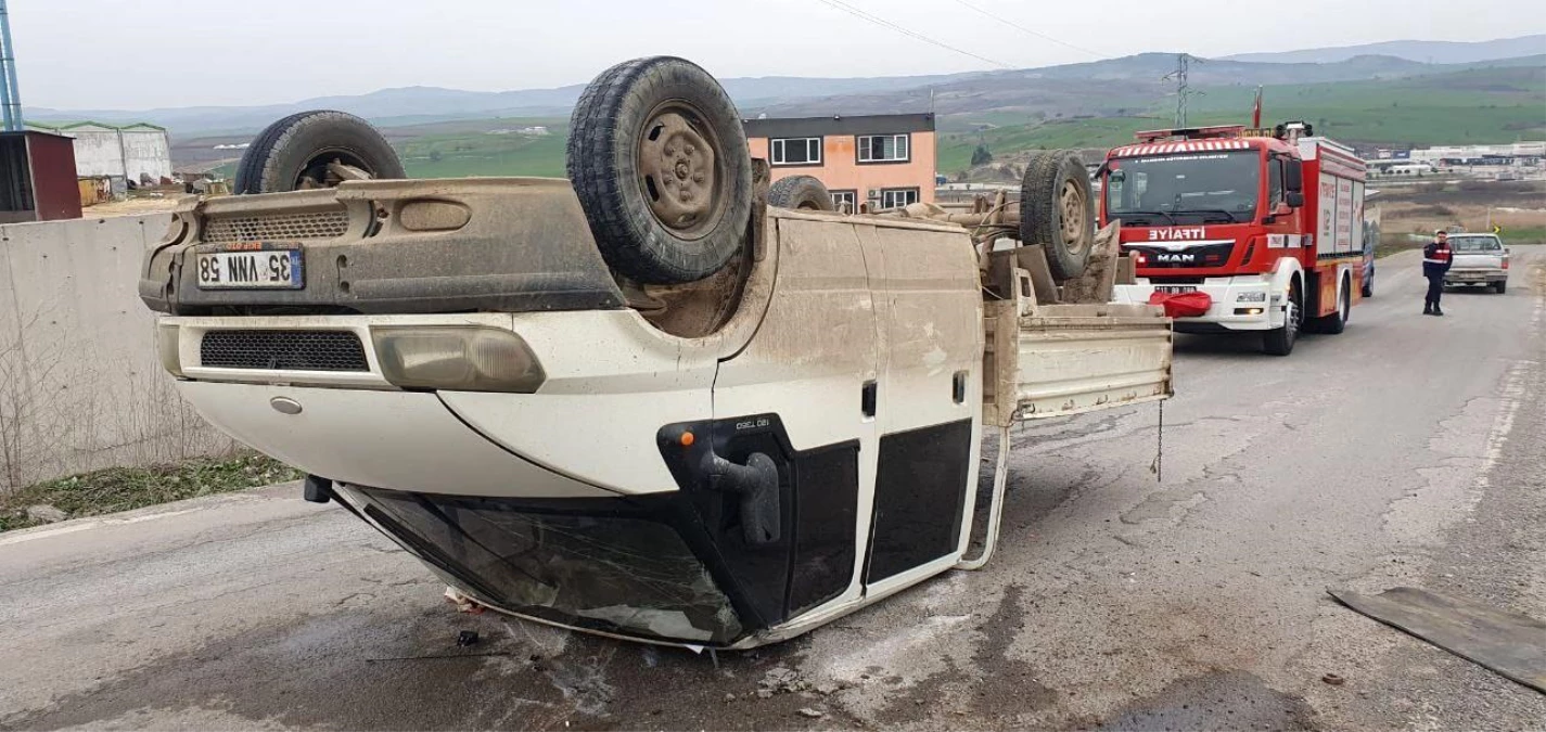 Susurluk\'ta takla atan kamyonet sürücüsü yaralandı