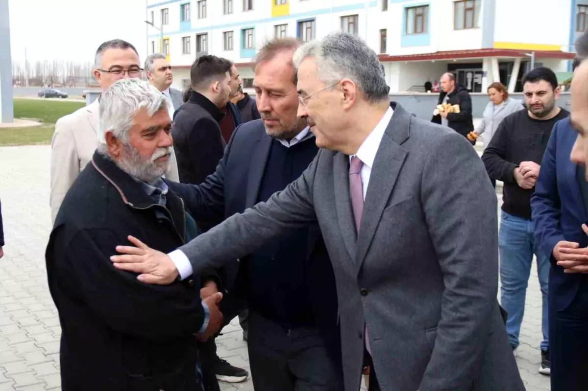 Vali Erol Ayyıldız KYK yurdunda kalan depremzedeleri ziyaret etti