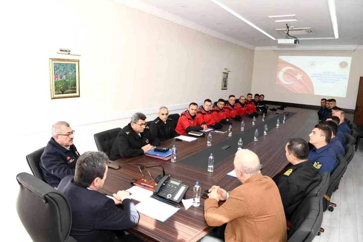 Deprem bölgesinden dönen arama kurtarma timleri Vali Tavlı ile bir araya geldi