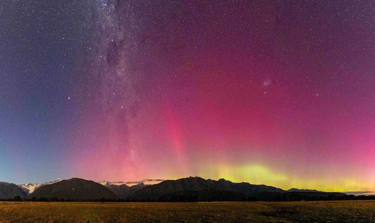 Yeni Zelanda\'da Güney Işıkları Göz Kamaştırıyor