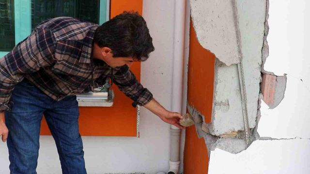 4 yıllık binanın kolon ve kiriş aralarında tahta parçaları çıktı 4 yıllık binanın kolon ve kiriş aralarında tahta parçaları çıktı