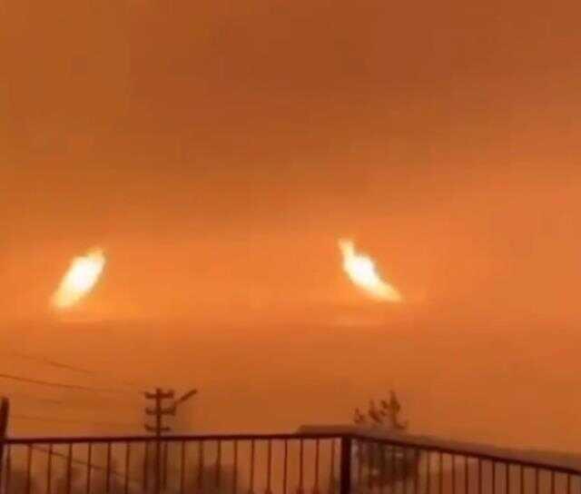 7.7'lik deprem sırasında hayrete düşüren görüntü! İki gölden alevler yükseldi