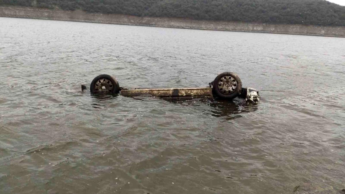 Alibey Barajı\'nda batık halde olan araçlar sular çekilince yüzeye çıktı