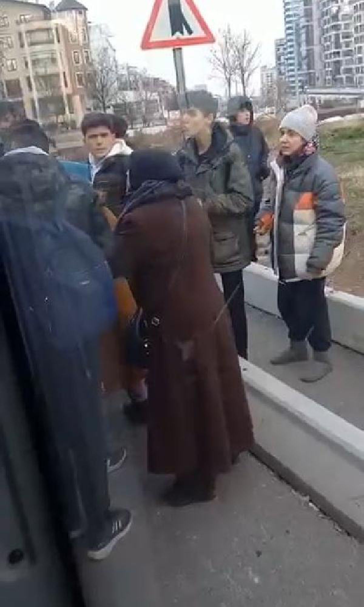 Ankara\'da, liselilerin tekme ve yumruklu kavgası kamerada