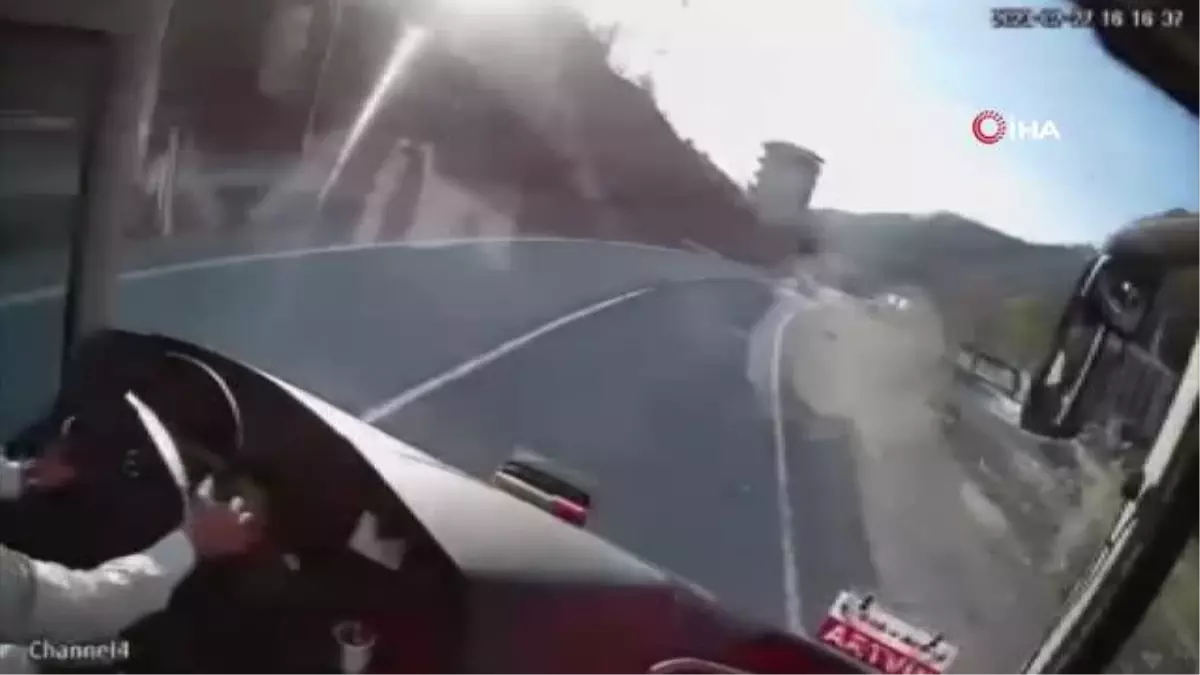 Artvin'de 3 aracın karıştığı kaza kamerada