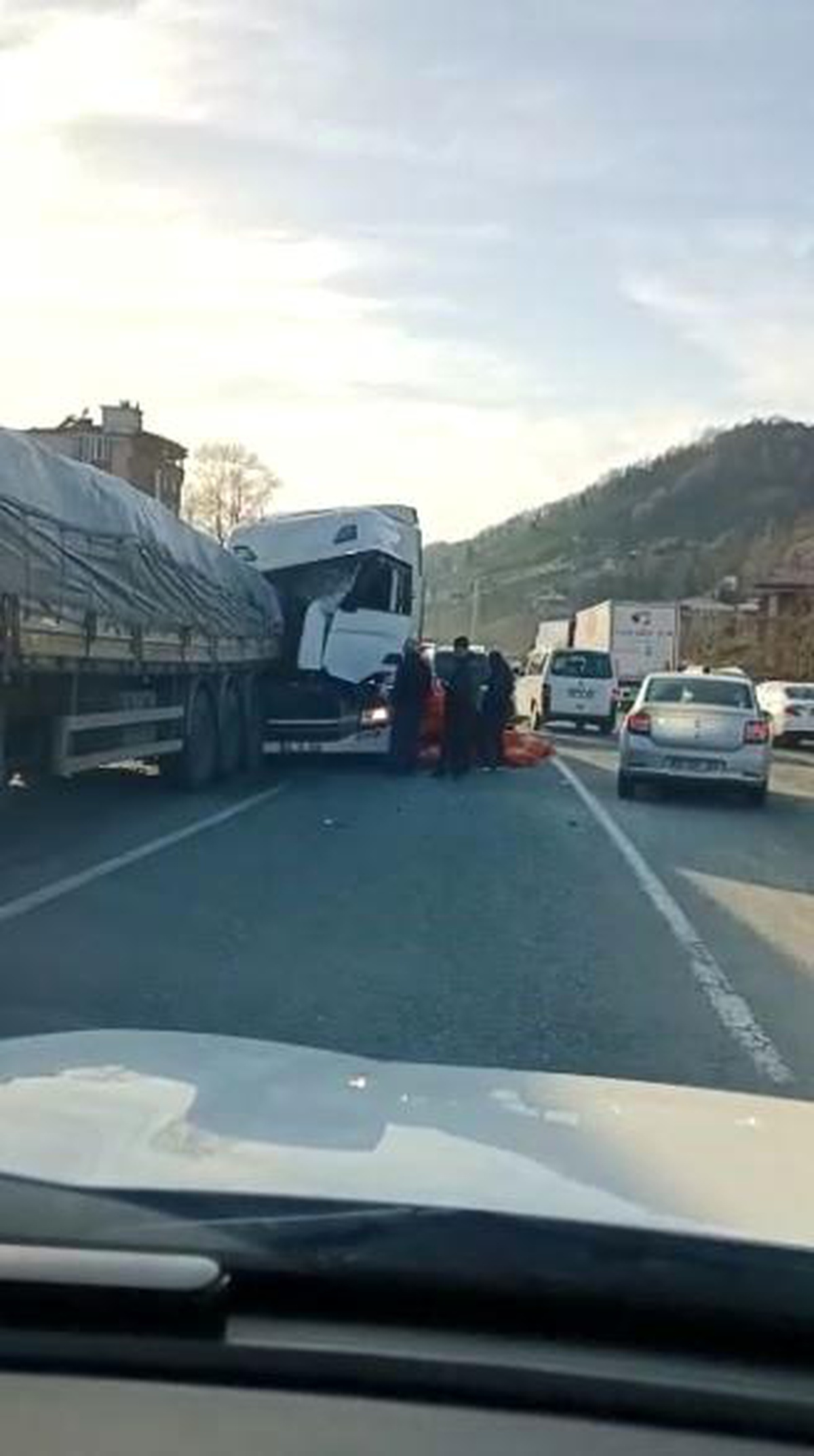 Artvin\'de 3 aracın karıştığı kaza kameralara yansıdı