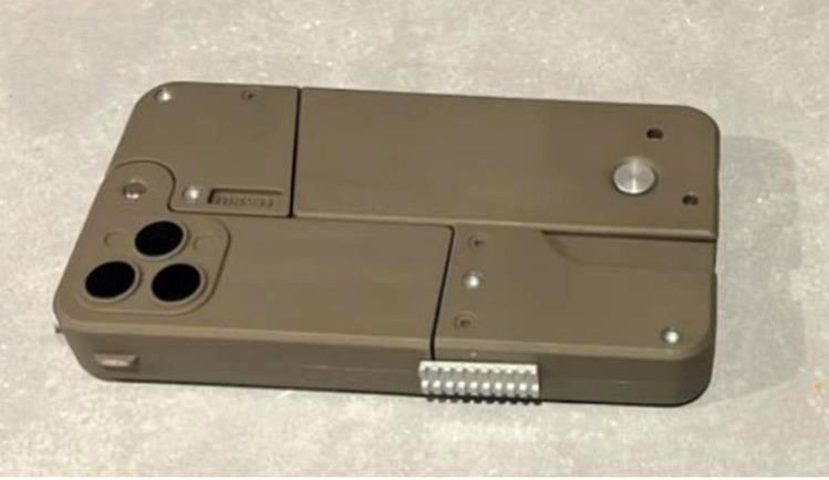 Eve düzenlenen baskında telefon şeklinde silah ele geçirildi! Tek harekette ölüm makinesine dönüşüyor