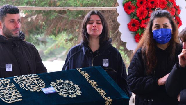 Babaya son veda' Oyuncu Helin Kandemir cenaze töreninde gözyaşlarına boğuldu
