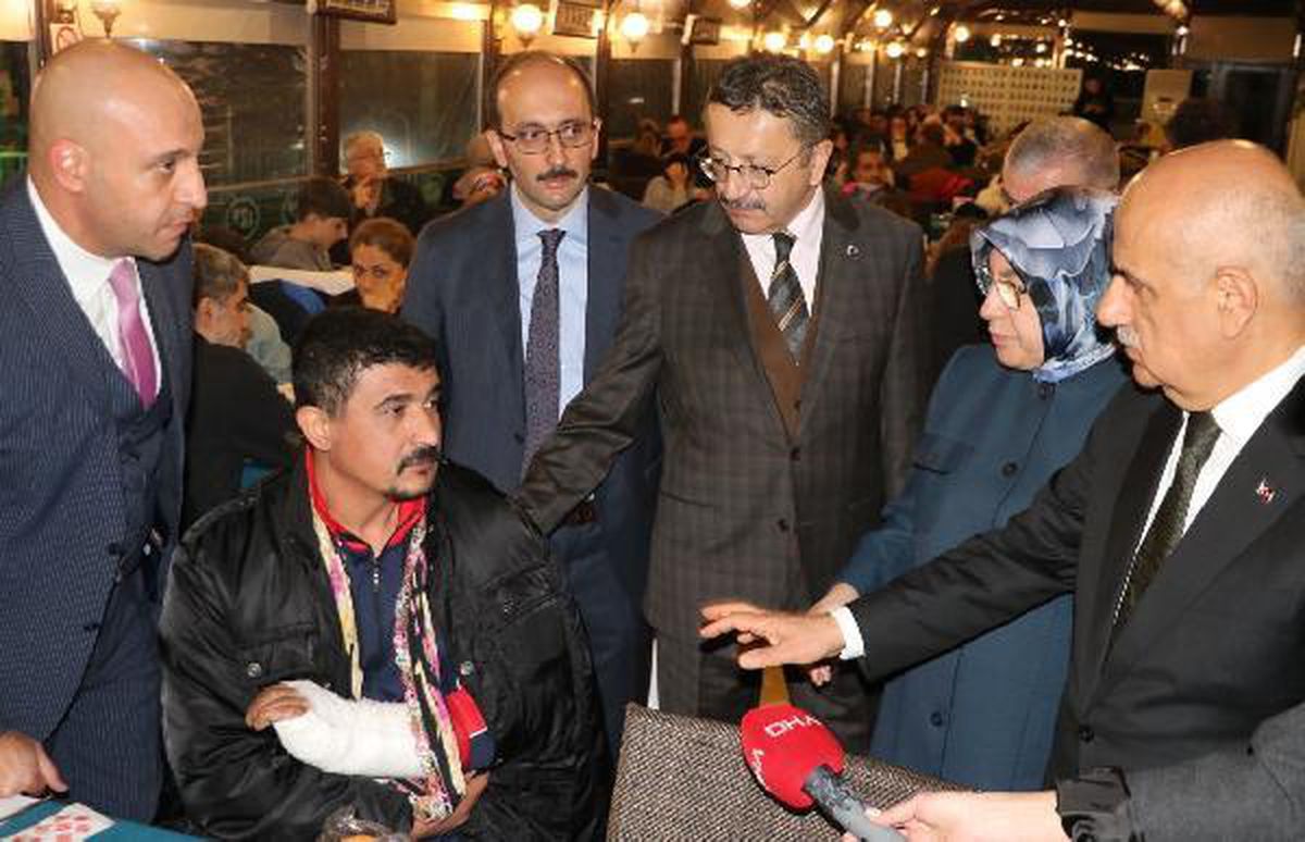Bakan Kirişci, depremzedelerle akşam yemeğinde bir araya geldi
