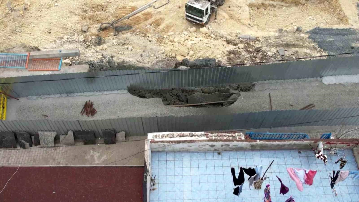 Başakşehir\'de inşaat çalışması sırasında yol çöktü