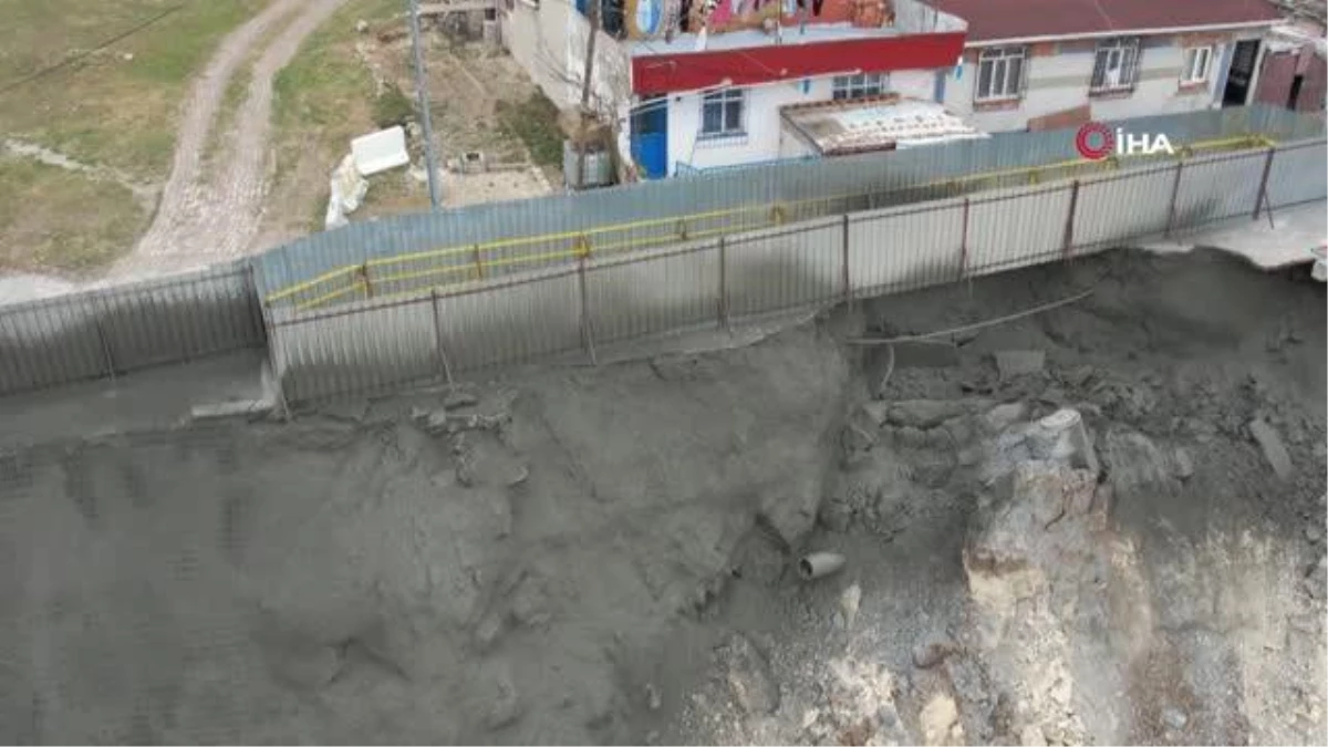 Başakşehir\'de inşaat çalışması sırasında yol çöktü