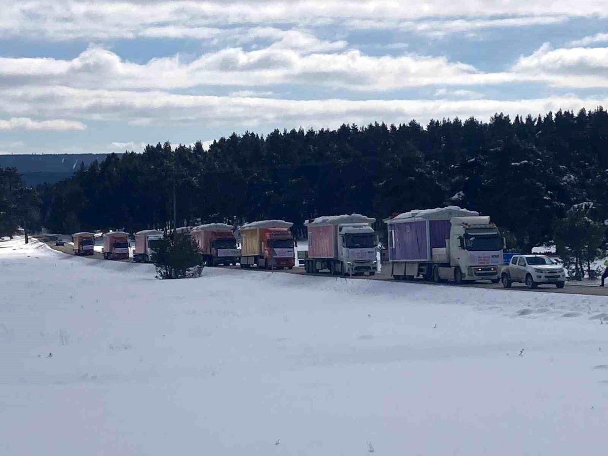 Bolu\'dan deprem bölgelerine 555 araç yardım gönderildi