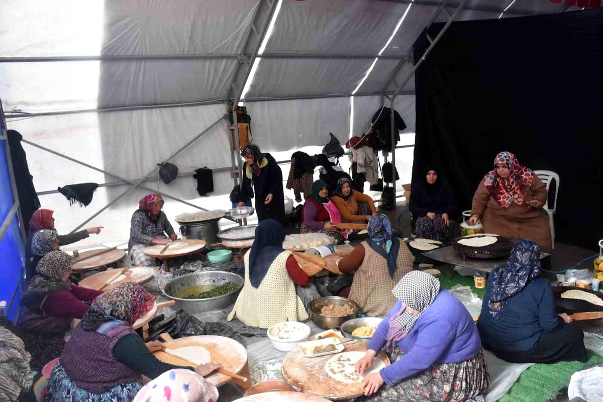 Boyabatlı kadınlardan depremzedeler için hayır panayırı