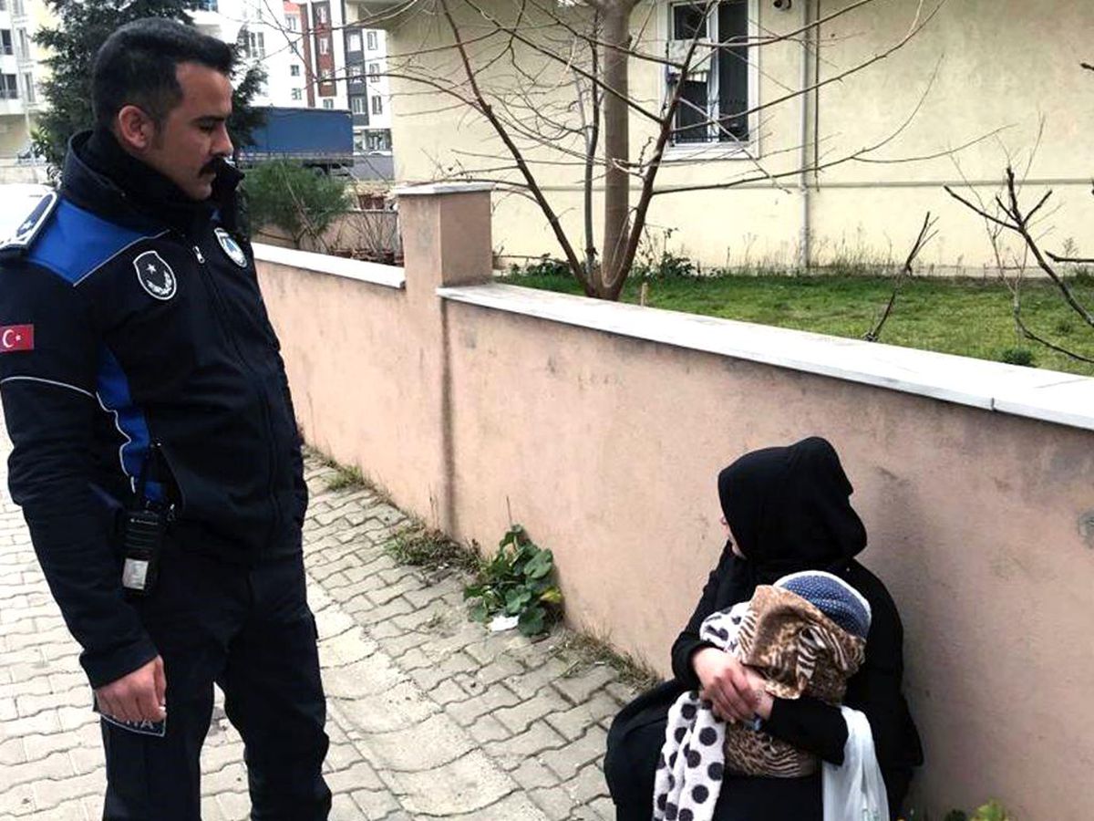 Bu da oyuncak bebekli dilenci