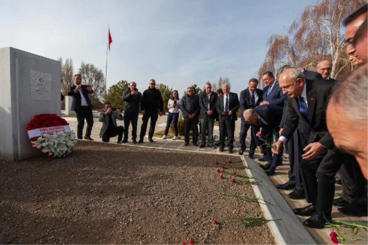 Deniz Baykal, 1 Mart tezkeresinin yıldönümünde mezarı başında anıldı