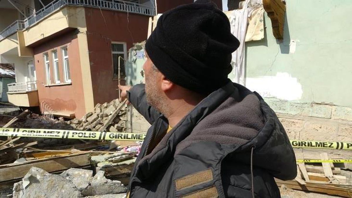 Depremde ağır hasar alan binanın birinci katı yere gömüldü