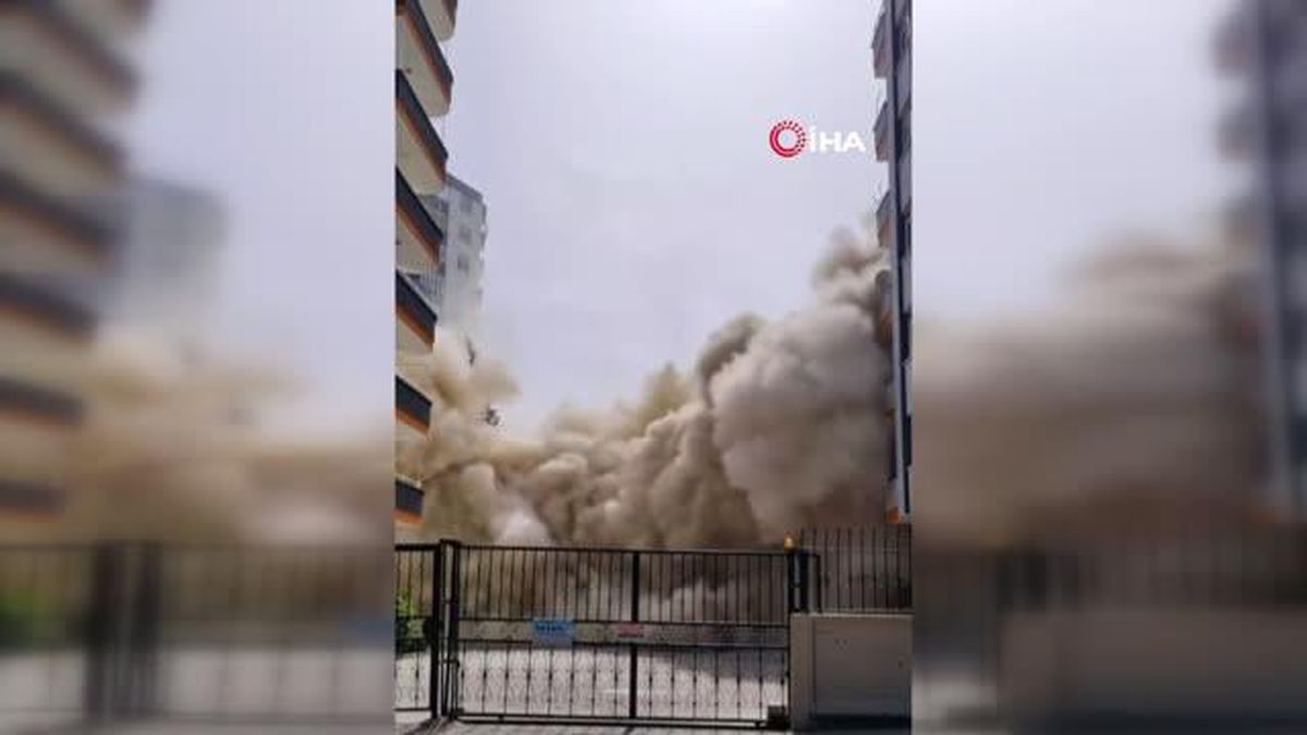 Depremde ağır hasar alan bina kontrollü şekilde yıkıldı