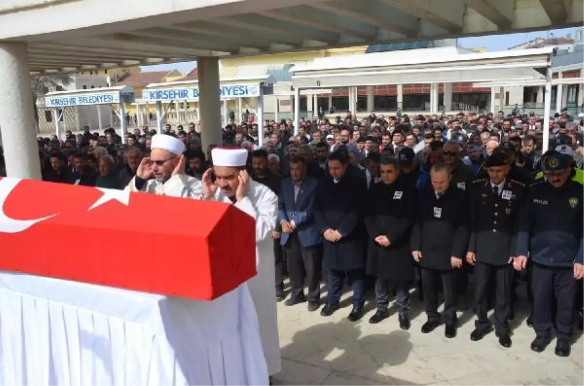 Depremde ölen polis memuru, eşi ve 2 çocuğu toprağa verildi