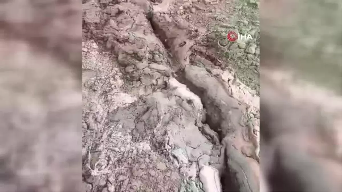 Depremle yarılan tarlalardan yüzeye su çıktı